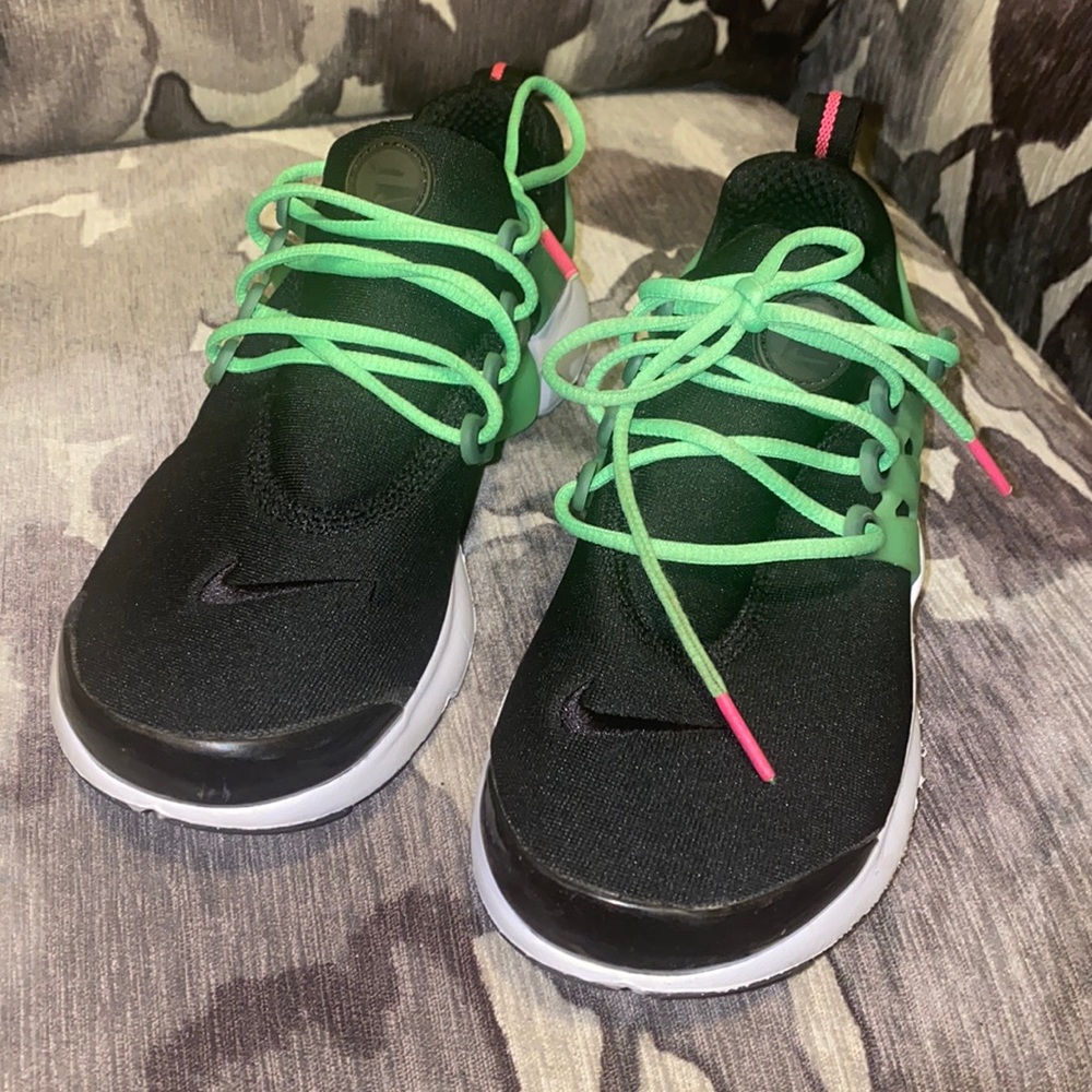 Boys 4Y Nike Presto tennis shoe black and neon green EUC